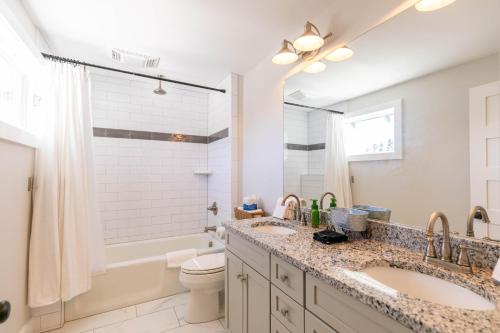 a bathroom with two sinks and a toilet and a tub at Stella Maris in Blowing Rock