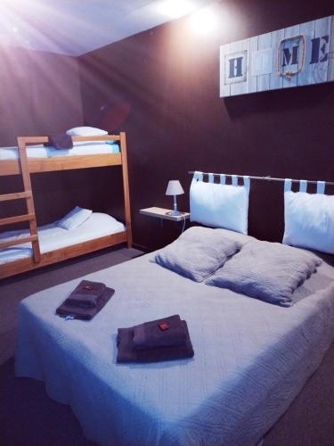 - une chambre avec un lit et 2 plateaux dans l'établissement Auberge du donjon Chambre chocolat, à Bournazel