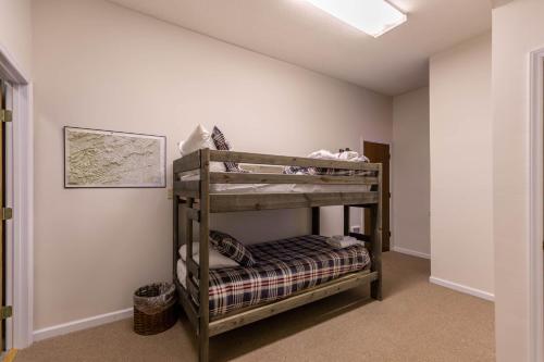 a bedroom with two bunk beds in a room at Hawk Haven in Banner Elk