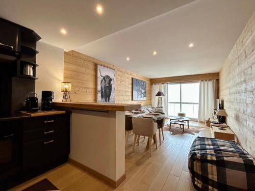 une cuisine et une salle à manger avec une table et une chambre dans l'établissement Homency - Residence Signal C32, à L'Alpe-d'Huez