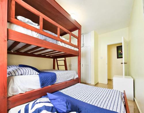 a bedroom with two bunk beds and a bed at Villa completamente privada con piscina, jacuzzi y gran patio in Punta Cana
