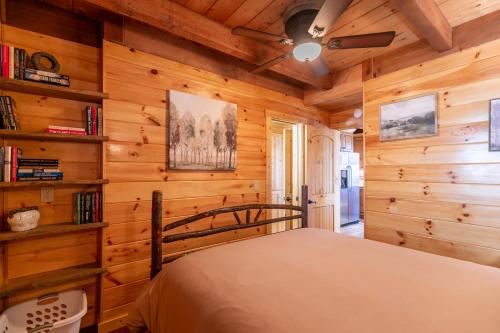 - une chambre avec des murs en bois et un lit dans un dortoir dans l'établissement Land Harbor Lodge, à Newland
