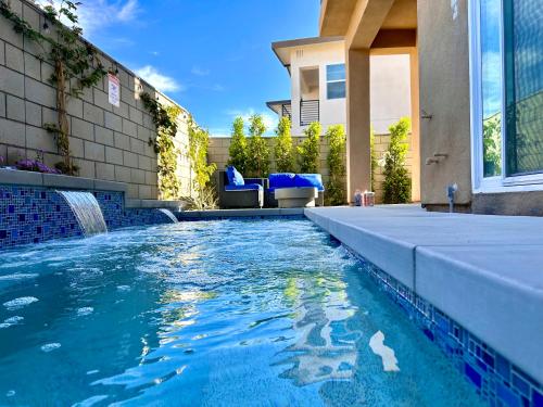 una piscina en el patio trasero de una casa en Modern Palm Springs Retreat Poolside Relaxation Scenic Views, en Palm Springs