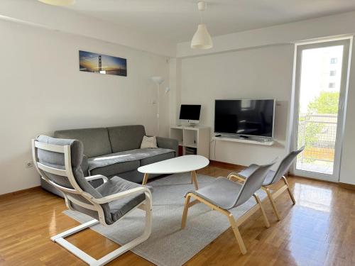 Televisyen dan/atau pusat hiburan di Lovely modern 1-bedroom with balcony