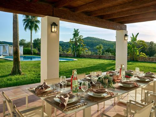 una mesa para una comida en el patio de una casa en Villa Cas Hespero, en San Antonio