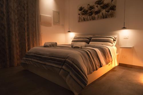 Ένα ή περισσότερα κρεβάτια σε δωμάτιο στο Papireto Rooms