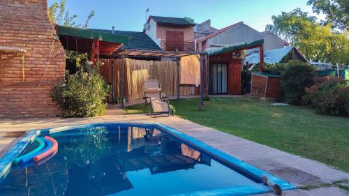 a swimming pool in the backyard of a house at Casa de Nancy y Carlos in Juana Koslay 