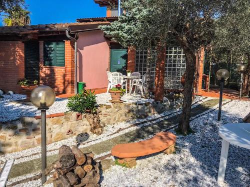 Gallery image of Agrihome di Alberto Giuseppe Gulotta B&B Bella Vista Chalet La Vista in Massarosa