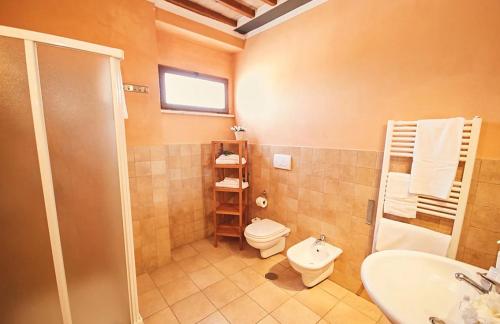 A bathroom at Tenuta Saracone