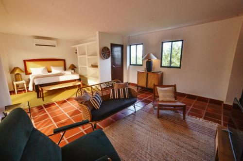a large living room with a bed and a couch at Hotel Villa Toti in Santa Veronica