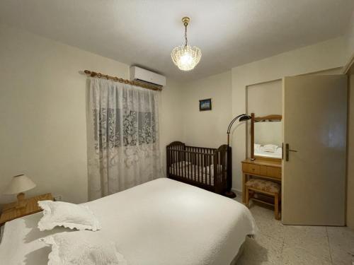 ein Schlafzimmer mit einem Bett, einer Kommode und einem Fenster in der Unterkunft Bysantium Gardens in Paphos City