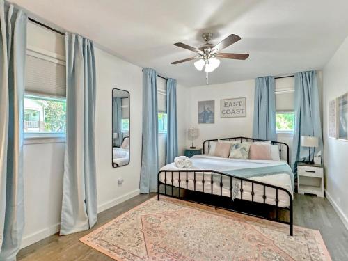 a bedroom with a bed and a ceiling fan at Blue Bungalow huge yard & king bed in Charleston