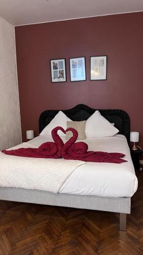 two red snakes laying on a bed in a bedroom at Apparemment jacuzzi balnéo centre de Bordeaux in Bordeaux