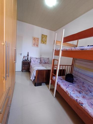 コンボリウーにあるFestroseのベッドルーム1室(二段ベッド2組、ベッド1台付)