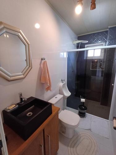 コンボリウーにあるFestroseの洗面台、トイレ、シャワー付きのバスルーム