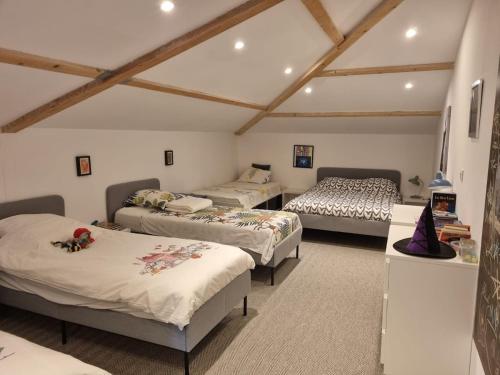 une chambre avec trois lits dans une pièce dans l'établissement Ecrin de Verdure, à Baudinard