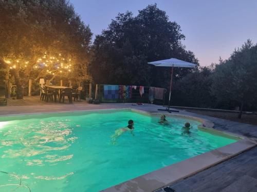 - la piscine pour 2 personnes la nuit dans l'établissement Ecrin de Verdure, à Baudinard
