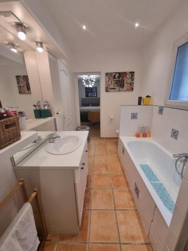 une salle de bain avec deux lavabos et une baignoire dans l'établissement Ecrin de Verdure, à Baudinard