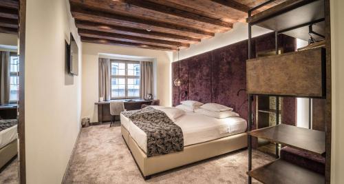 Katil atau katil-katil dalam bilik di Hotel Goldener Adler, BW Signature Collection