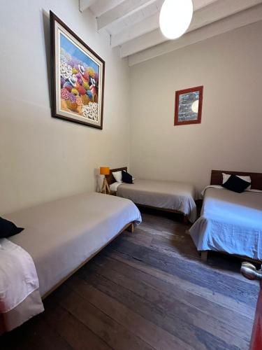 Кровать или кровати в номере Flying Dog Hostel