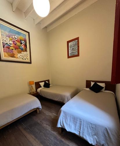 Кровать или кровати в номере Flying Dog Hostel