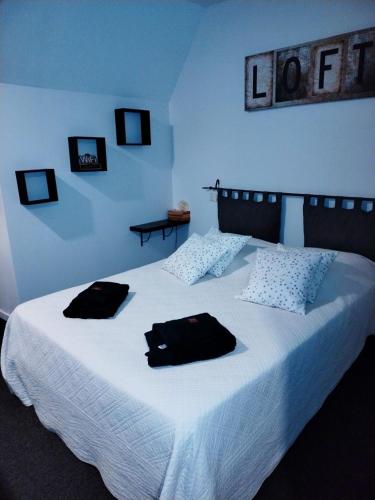 Postel nebo postele na pokoji v ubytování Chambre Auberge du donjon