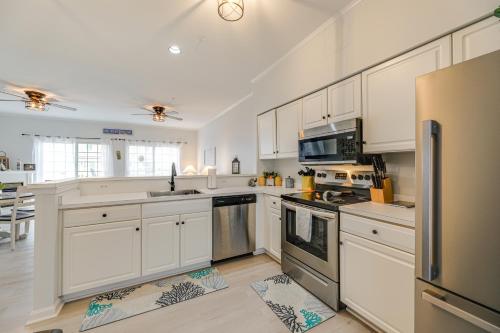 Η κουζίνα ή μικρή κουζίνα στο 1 Mi to Maryland Beach Ocean City Retreat with Deck