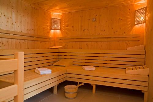 a sauna with two towels on a wooden bench at Best Western Plaza Hotel Wels in Wels