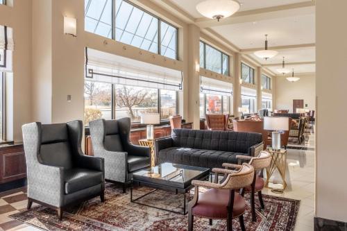 Drury Plaza Hotel Broadview Wichitaにあるシーティングエリア