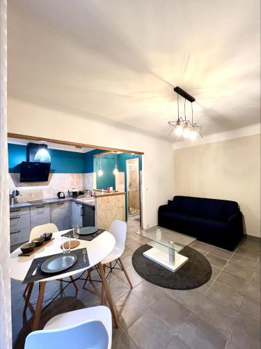 a living room with a couch and a table at Chaleureux Studio Centre Ville in Sarlat-la-Canéda