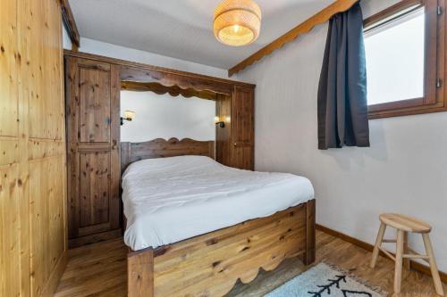 une petite chambre avec un lit et une fenêtre dans l'établissement Résidence Les Hauts De Preclaux - Logement avec deux chambres pour 6 personnes MAE-4421, aux Orres