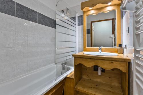 une salle de bain avec un lavabo et un miroir dans l'établissement Résidence Les Hauts De Preclaux - Logement avec deux chambres pour 6 personnes MAE-4421, aux Orres