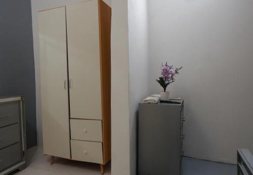 ein Zimmer mit einer Kommode, einem Schrank und einem Kühlschrank in der Unterkunft Casa Ballenas2 in Las Terrenas