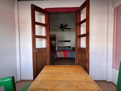 a room with a table and a room with a bed at Hostal Hansi in Bocas del Toro