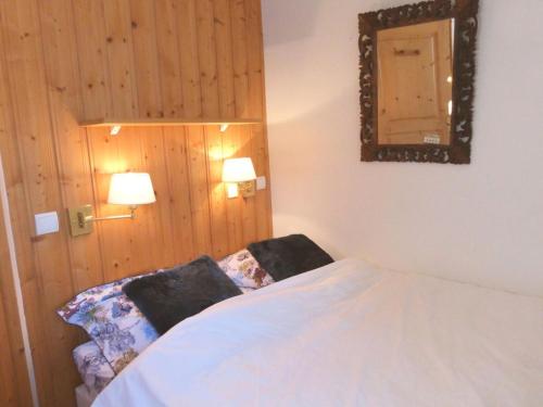 a bedroom with a bed and a mirror on the wall at Résidence Lachat - Bel appartement 3 pièces 6 personnes proche de Méribel centre MAE-2331 in Les Allues