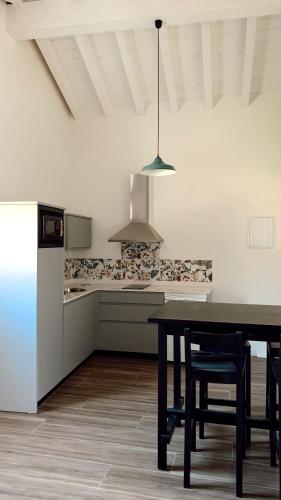 a kitchen with a table and chairs and a stove at Láurea Ecocasona in Oreña