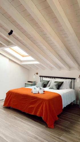 a bedroom with a large bed with two towels on it at Láurea Ecocasona in Oreña