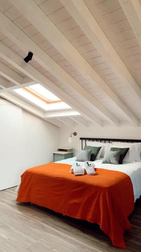 a bedroom with a large bed with two towels on it at Láurea Ecocasona in Oreña