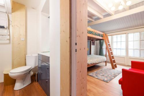 a bathroom with a toilet and a bunk bed at La petite maison d 'Ascou in Ascou