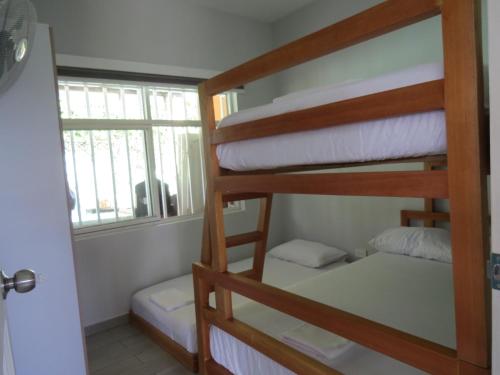 a room with two bunk beds and a window at Casa Campestre Bello Atardecer Cerca al Parque del Café con Piscina in La Esmeralda