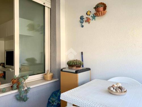 a room with a table and a table and a window at A Mare in Vasto