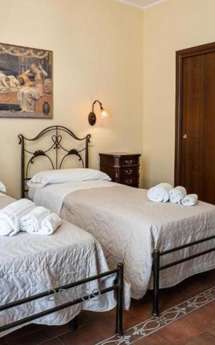 Una cama o camas en una habitación de B&B Ares Charme