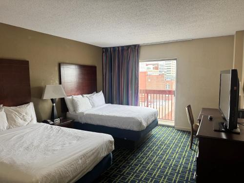 Postel nebo postele na pokoji v ubytování Barclay Hotel Atlanta Downtown