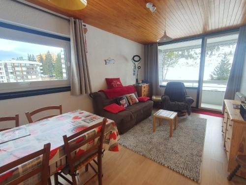 un salon avec un canapé et une table dans l'établissement Chamrousse 1750 Studio 4 personnes 29m2, à Chamrousse