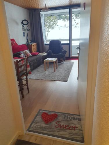 - un salon avec un panneau cardiaque au sol dans l'établissement Chamrousse 1750 Studio 4 personnes 29m2, à Chamrousse