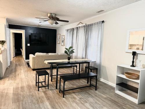un soggiorno con un tavolo e un divano di King Suite - Private Entrance - Hot Tub - Game Room a Jonesboro