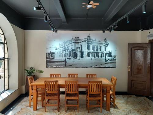 a dining room table with chairs and a painting on the wall at Excelente Apto no centro - Tudo a pé in Sao Paulo