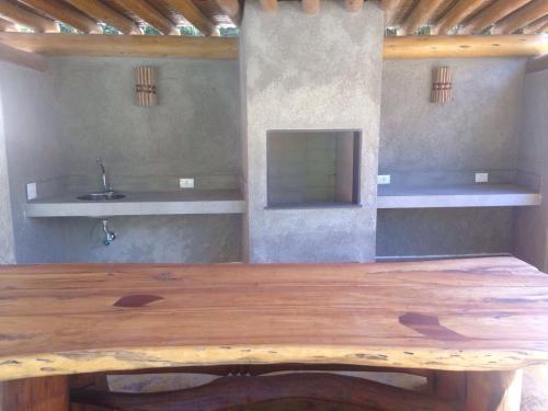 una mesa de madera en una habitación con lavabo en D'ajuda Flat en Arraial d'Ajuda