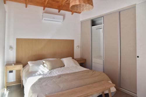 a bedroom with a bed and a wooden table at IZ chapa - Casa 1 - Casa en Chapa a estrenar a cuatro cuadras de Luna Roja - Hola Sur in Chapadmalal