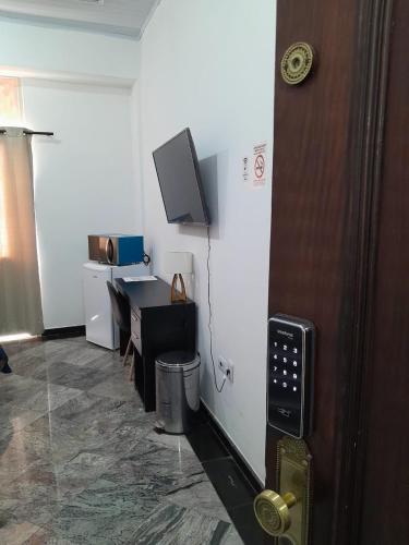 a room with a tv on the wall and a desk at Excelente apto Centro SP - Tudo a pé in Sao Paulo